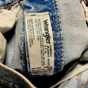 cute wrangler high waisted jeans!